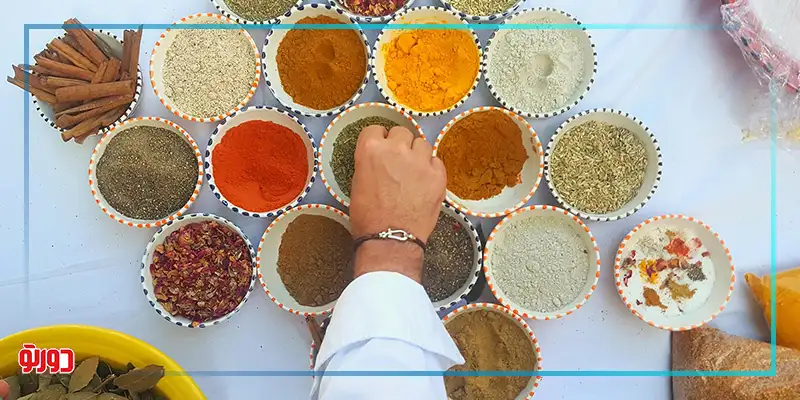 استفاده از ادویه‌ها و طعم‌دهنده‌ها